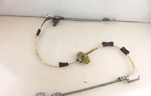 Skoda Felicia I Front door manual window regulator 