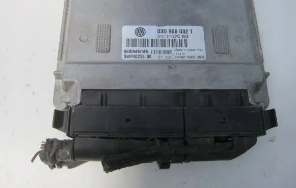 Skoda Fabia Mk2 (5J) Engine control unit/module 5WP4023808 03D906032T