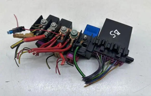 Volkswagen PASSAT B5 Fuse module 