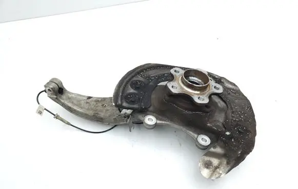 BMW 8 G14 Front wheel hub 6884386 100448382