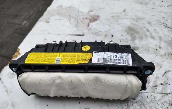 Volkswagen Touran I Passenger airbag 1T0880204E