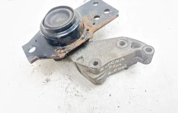 Nissan X-Trail T31 Engine mount bracket F0036100