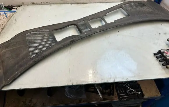 Volkswagen PASSAT B5.5 Wiper trim 3B1819417