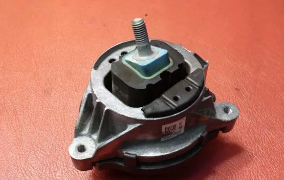 BMW 1 F20 F21 Engine mount bracket 6854251