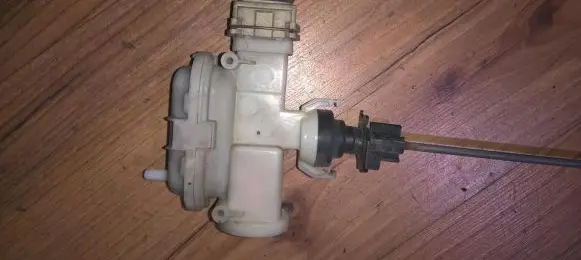 Volkswagen PASSAT B3 Central locking vacuum pump 
