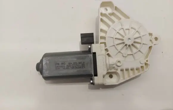 Volkswagen PASSAT B8 Front door window regulator motor 5Q4959802B