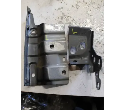 Dacia Sandero III Fender mounting bracket