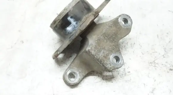 Mitsubishi Colt Engine mounting bracket