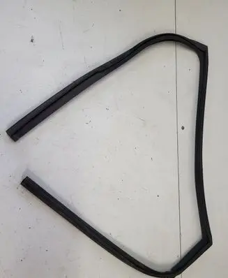 Nissan Qashqai Rubber seal rear door window/glass 823314EA0A