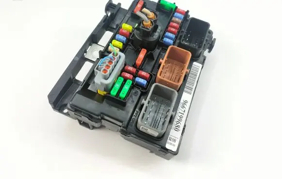 Peugeot 207 Fuse module 9667199680