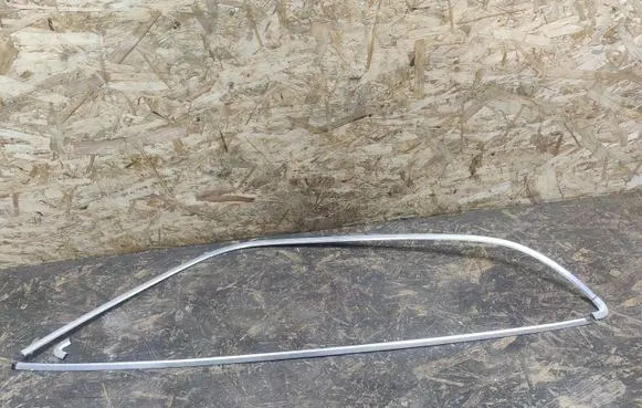 Porsche 928 Rear side glass trim 