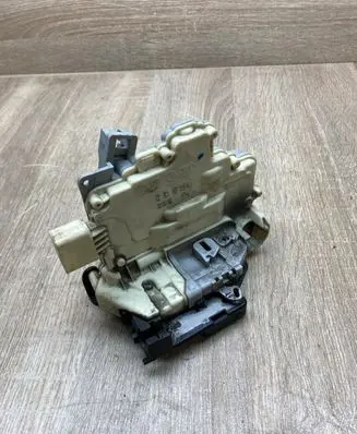 Volkswagen PASSAT B6 Front door lock 3C1837015A