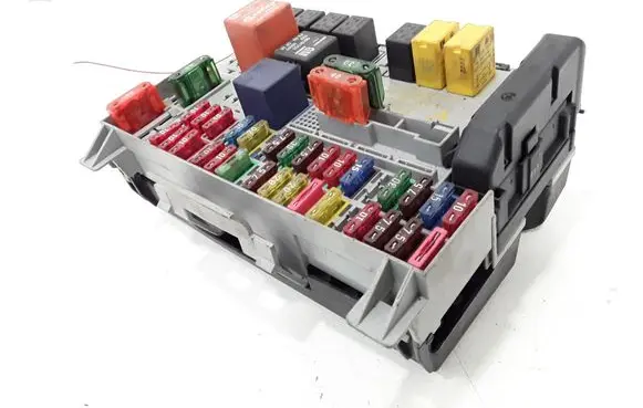 Opel Zafira A Fuse box set 90589965