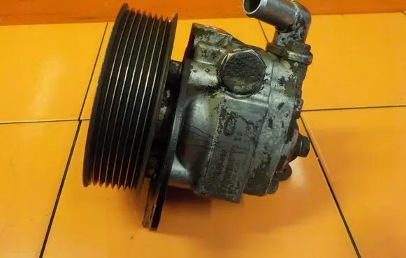 Land Rover Discovery 3 - LR3 Power steering pump QVN500660