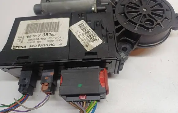 Peugeot 307 CC Front door window regulator motor 9651735180 993358102 993388201