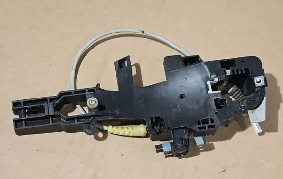 BMW 1 E82 E88 Front door coupe exterior handle/bracket 51217200935