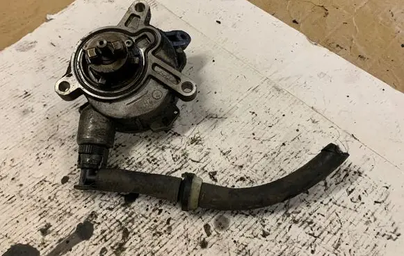 Volvo V50 Vacuum pump 08658230