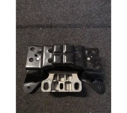 Volkswagen Golf VII Engine mount bracket 5Q0199555R 15042013