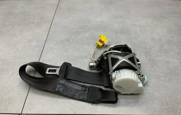 Volkswagen Eos Front seatbelt 33055041D