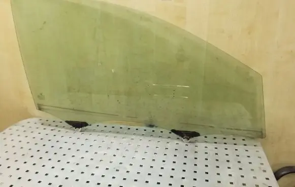 Honda CR-V Front door window glass four-door