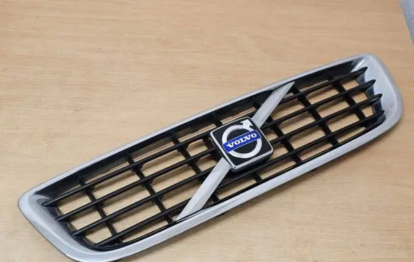 Volvo V50 Front bumper upper radiator grill 30744915 30744914 30744918