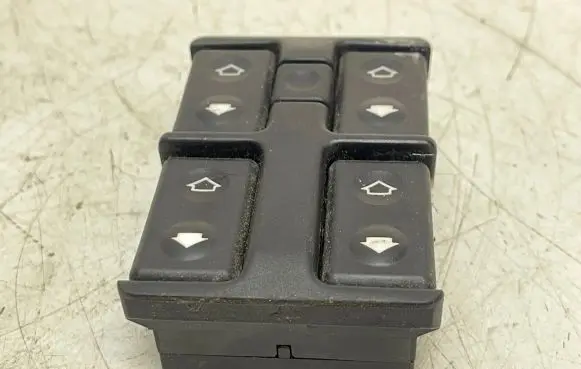 BMW 5 E34 Electric window control switch 1379075
