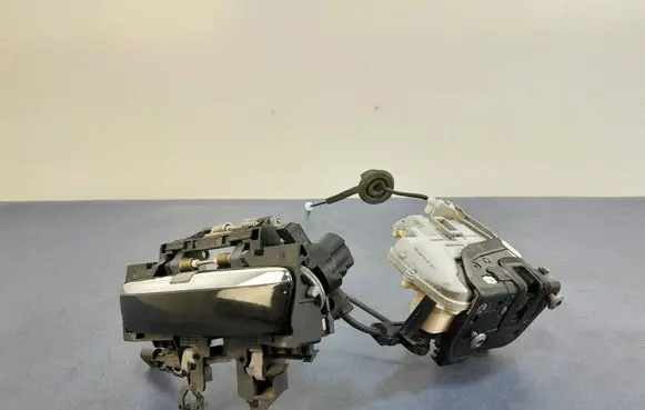 Audi A8 S8 D3 4E Front door lock 4E1837015E