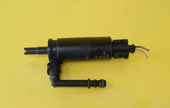 Volkswagen PASSAT B6 Headlight washer pump 3B7955681