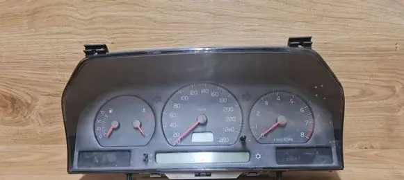 Volvo S70 V70 V70 XC Speedometer (instrument cluster) 9168138