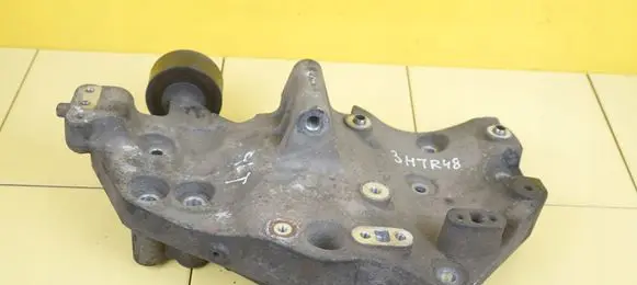 Mitsubishi Canter Engine mounting bracket 504371326 4P10