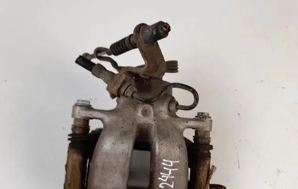 Volkswagen Jetta V Rear brake caliper