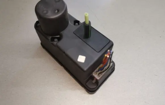 Volkswagen PASSAT B3 Central locking vacuum pump 357962257