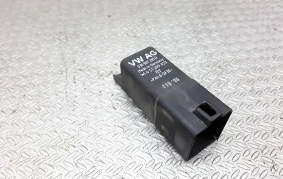 Skoda Octavia Mk2 (1Z) Glow plug pre-heat relay 038907281D
