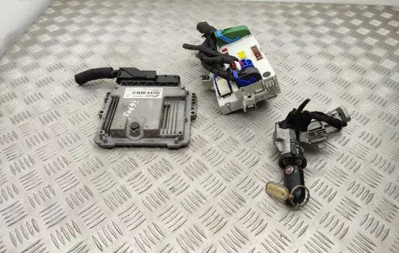Fiat 500L Engine ECU kit and lock set 55259747 0281017827 61137402