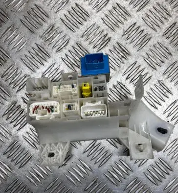 Toyota RAV 4 (XA30) Fuse box set 8198046010 0665005531