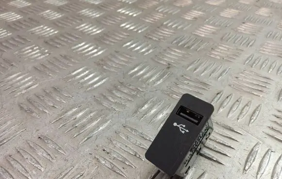 BMW X2 F39 USB socket connector 6820397