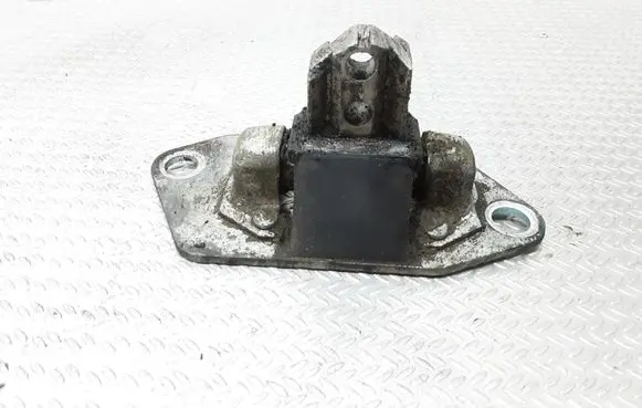 Volvo V70 Engine mount bracket