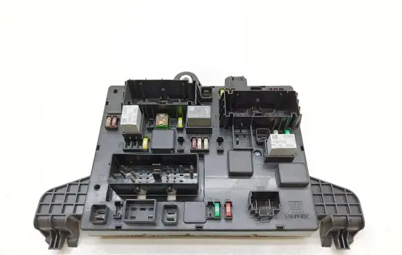 Opel Zafira C Fuse module 13368653