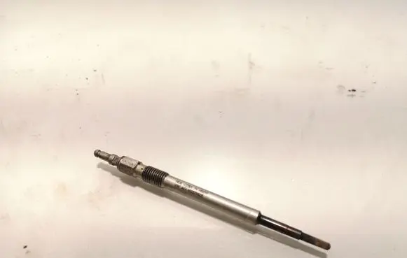 Volkswagen Golf V Glow plug N10579803