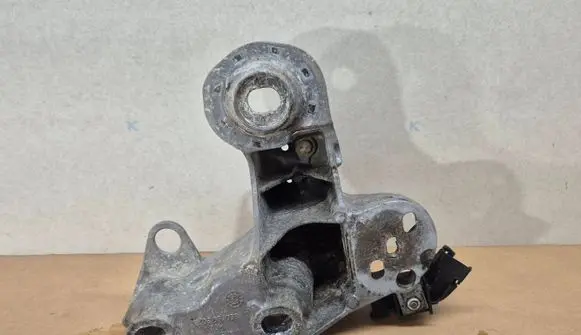Skoda Superb B5 (3U) Engine mounting bracket 8E0199352N
