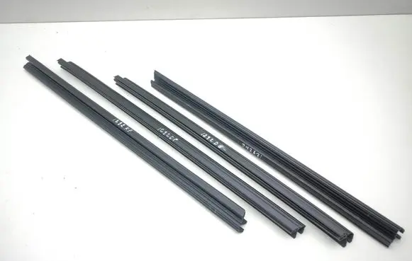 Renault Captur II Rubber seal front door window/glass 