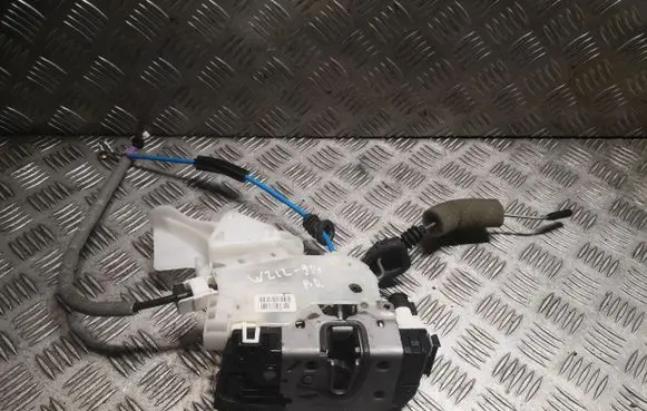 Mercedes-Benz E W212 Front door lock 2047202435 A2047202435