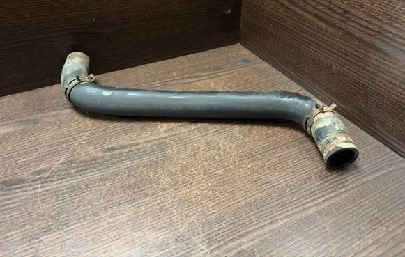 Engine coolant pipe/hose