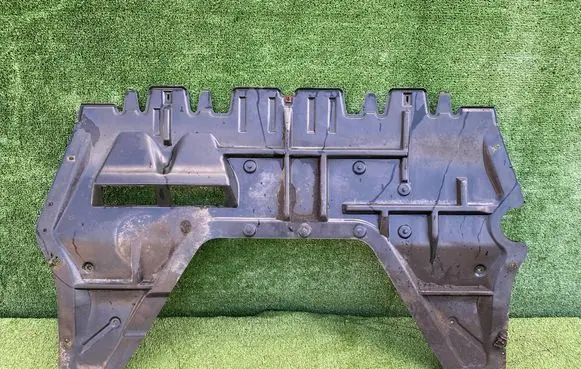 Volkswagen PASSAT B6 Engine splash shield/under tray 3C0825237D