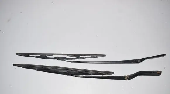 Windshield/front glass wiper blade