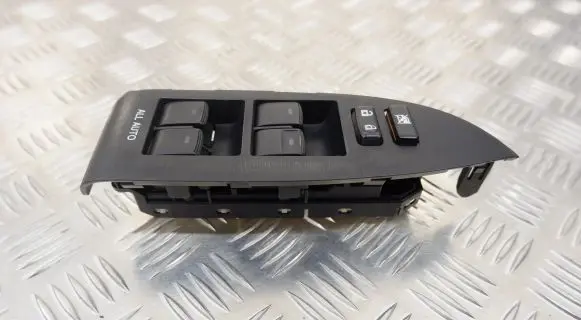 Toyota Prius (XW30) Electric window control switch 8404033080