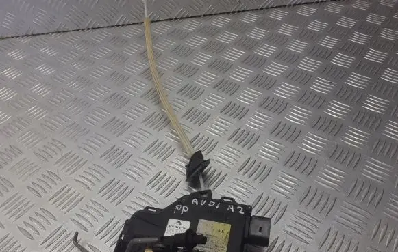 Audi A2 Front door lock 8Z1837016