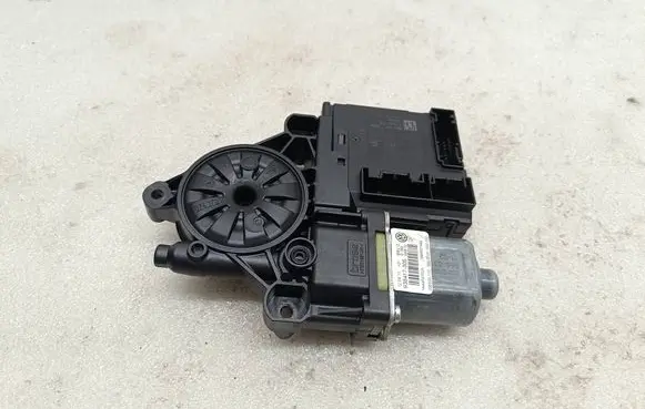 Volkswagen PASSAT B7 Front door window regulator motor 3AA959702A 938417305 936330110