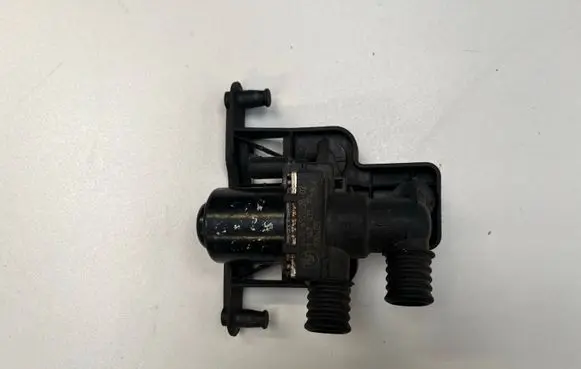 BMW 5 E60 E61 Coolant heater control valve 6920226