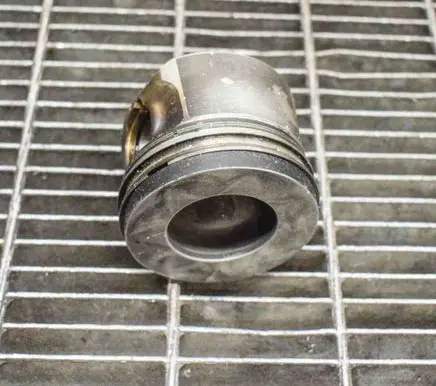 BMW 1 E81 E87 Piston 7803033